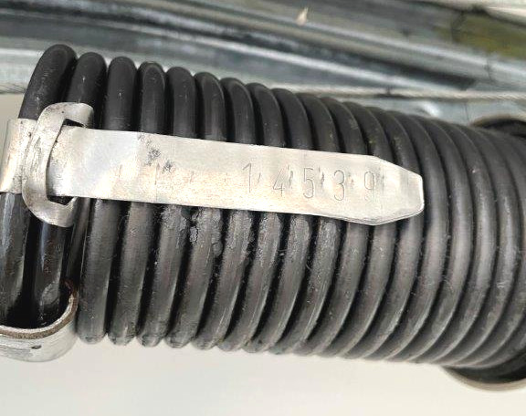 Étiquette sur un ressort de porte de garage